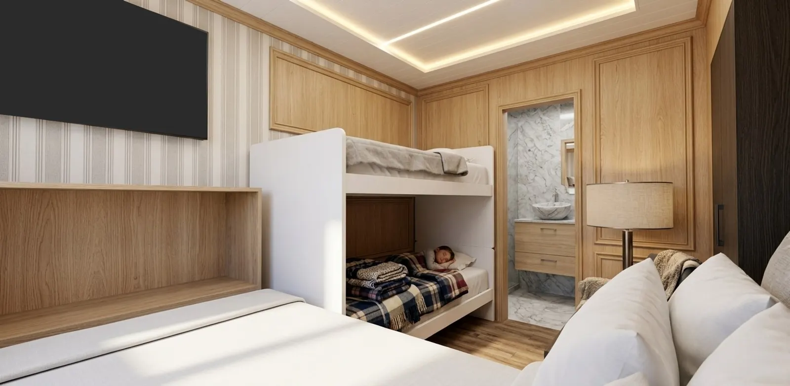 Interior con cama doble, cucheta y, al fondo, la puerta del baño.